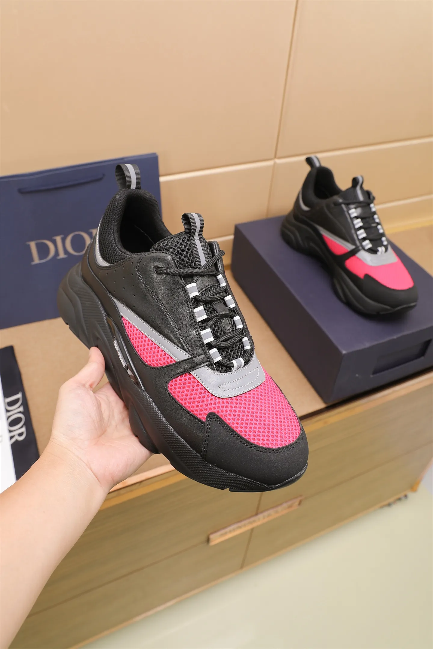Factory price: 460💰Dior’s top version of D’s b22 men’s sports shoes. Inspired by retro running styles, the chunky low-top silhouette features gray calf leather and blue and white mesh fabric uppers, atop a black, white and blue engraved rubber sole. Nylon ribbon accents the blue mesh tongue and heel counter, and a "dio~" logo appears on the side. Pair it with a suit for a striking contrast and add a sportswear-chic edge to your look. The thick sole can be about 4cm~ Size: 38-45, [46, 47 customized]
